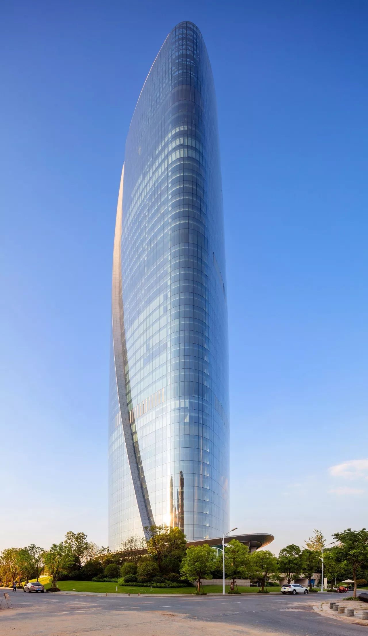 南昌新力中心塔楼直接落地，无裙房